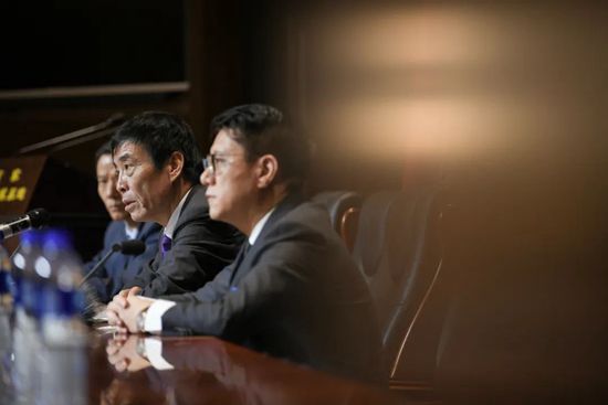 工人、农民、学生、孩童，不同的面孔，相同的信仰，照亮每一处中国